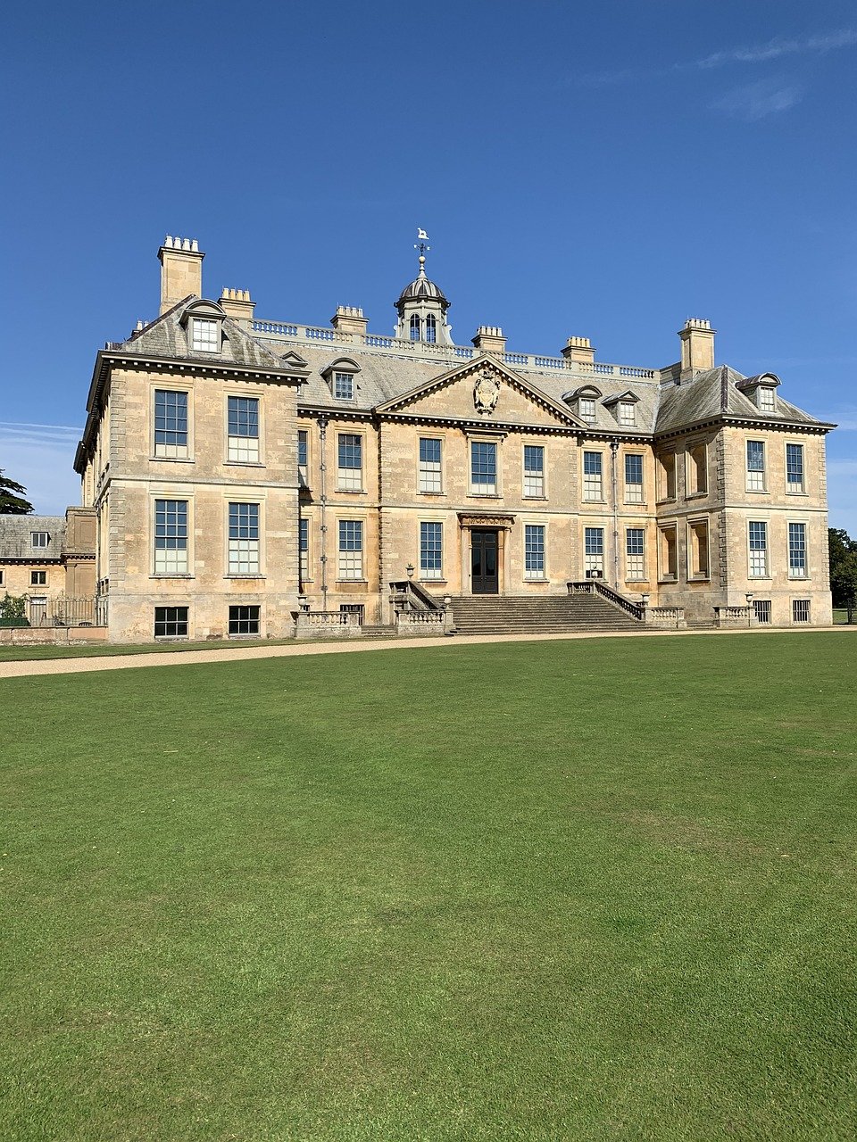 ga4d31db883dce6f9802c9a3fb758e55afe56cb8aa699cca891e9613ce0d933d865d03a211304e5d9bacf883a4c81e038111a8a0944b12fe8003cd12d697bd912_1280-4596648 house, architecture, building, window, home, facade, old, landscape, residential, residence, historically, property